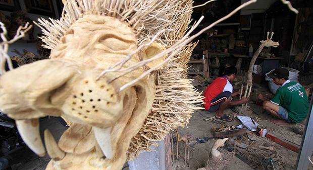 1. Keramik Dinoyo, 2. Kaos Khas, 3. Topeng Malangan, 4. Batik, 5. Bantal Cinta Bordir, 6. Kerajinan Bambu, 7. Kerajinan Gerabah, 8. Kerajinan Cobek Batu, 9. Kerajinan Topeng, 10. Miniatur Landmark, 11. Biola (harga 1-3juta), 12. Handicraft Kayu Wijaya, 13. Furnitur Antik, 14. Kerajinan Baja, 15. Industri Kompor
