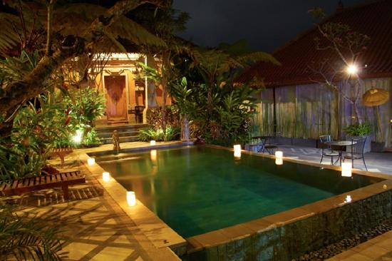 1. Jambuluwuk Batu Resort, 2. Villa Mulyono, 3. Paddy City Resort, 4. Hotel Tugu Malang, 5. Hotel 101 Malang OJ, 6. Ubud Hotel and Villas Malang, 7. The Singhasari Hotel, 8. Hotel Kampung Lumbung