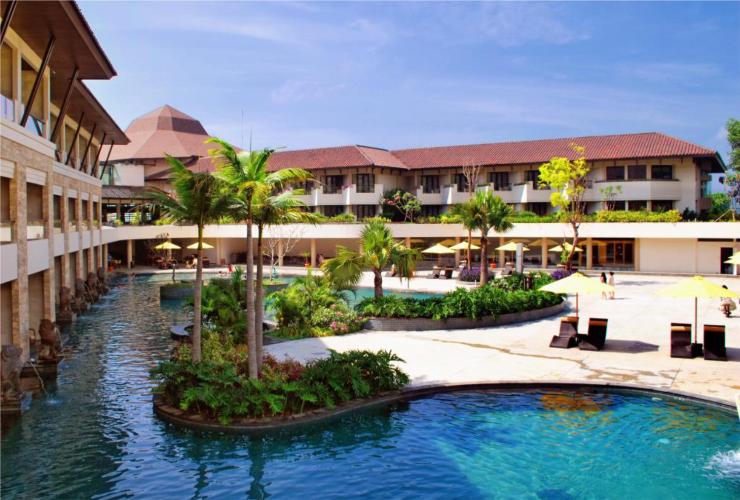 1. Jambuluwuk Batu Resort, 2. Villa Mulyono, 3. Paddy City Resort, 4. Hotel Tugu Malang, 5. Hotel 101 Malang OJ, 6. Ubud Hotel and Villas Malang, 7. The Singhasari Hotel, 8. Hotel Kampung Lumbung