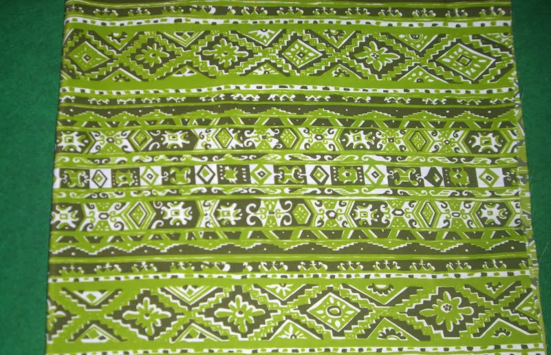 1. Batik, 2. Kaos Khas, 3. Souvenir dan Pernak-pernik, 4. Kain Bentenan, 5. Kerajinan Anyaman Bambu, 6. Kerajinan Tanah Liat, 7. Miniatur Rumah Adat (Walewangko &amp; Mongondow), 9. Senjata Tradisional, 10. Miniatur Landmark