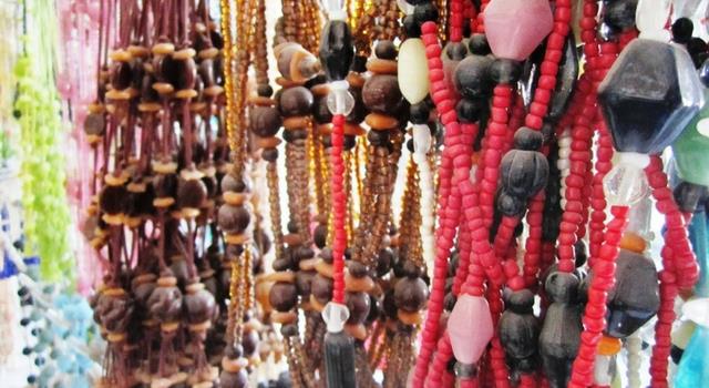 1. Batik, 2. Kaos Khas, 3. Souvenir dan Pernak-pernik, 4. Kain Bentenan, 5. Kerajinan Anyaman Bambu, 6. Kerajinan Tanah Liat, 7. Miniatur Rumah Adat (Walewangko &amp; Mongondow), 9. Senjata Tradisional, 10. Miniatur Landmark