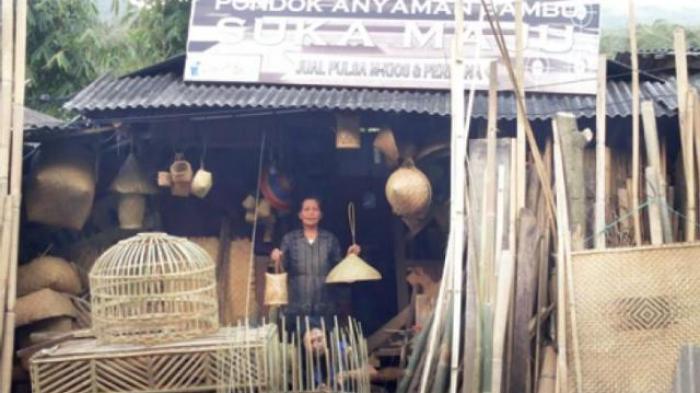 1. Batik, 2. Kaos Khas, 3. Souvenir dan Pernak-pernik, 4. Kain Bentenan, 5. Kerajinan Anyaman Bambu, 6. Kerajinan Tanah Liat, 7. Miniatur Rumah Adat (Walewangko &amp; Mongondow), 9. Senjata Tradisional, 10. Miniatur Landmark