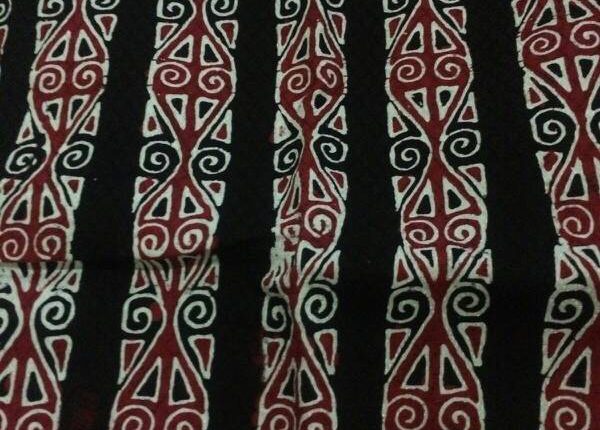 1. Kain Ulos, 2. Kaos Medan, 3. Batik Medan, 4. Sarung Tenun Ikat Goyor, 5. Baju Istana Maimun, 6. Ukiran Rumah Adat, 7. Sandal Kulit Handmade, 8. Baju Rajut Motif Batak, 9. Miniatur Patung Khas, 10. Hasafi Gitar Batak