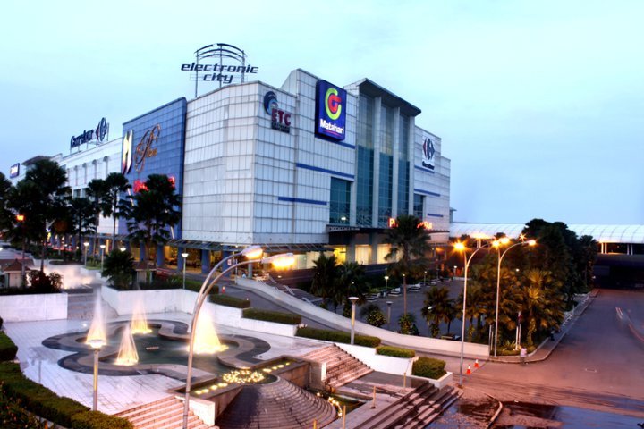 1. Medan Mall, 2. Lippo Plaza, 3. Center Point Mall, 4. Plaza Medan Fair, 5. Sun Plaza, 6. Grand Palladium, 7. Camridge City Square, 8. Focal Point, 9. Manhattan Time Square, 10. Ringroad City Walks