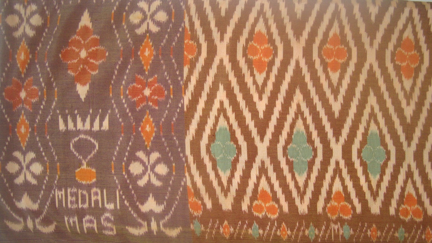 1. Kain Ulos, 2. Kaos Medan, 3. Batik Medan, 4. Sarung Tenun Ikat Goyor, 5. Baju Istana Maimun, 6. Ukiran Rumah Adat, 7. Sandal Kulit Handmade, 8. Baju Rajut Motif Batak, 9. Miniatur Patung Khas, 10. Hasafi Gitar Batak