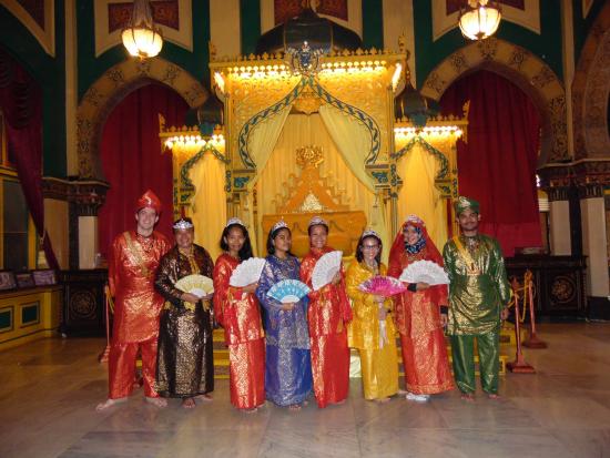 1. Kain Ulos, 2. Kaos Medan, 3. Batik Medan, 4. Sarung Tenun Ikat Goyor, 5. Baju Istana Maimun, 6. Ukiran Rumah Adat, 7. Sandal Kulit Handmade, 8. Baju Rajut Motif Batak, 9. Miniatur Patung Khas, 10. Hasafi Gitar Batak