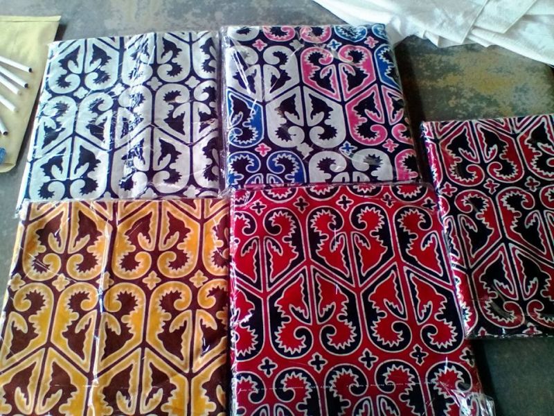 1. Kain Ulos, 2. Kaos Medan, 3. Batik Medan, 4. Sarung Tenun Ikat Goyor, 5. Baju Istana Maimun, 6. Ukiran Rumah Adat, 7. Sandal Kulit Handmade, 8. Baju Rajut Motif Batak, 9. Miniatur Patung Khas, 10. Hasafi Gitar Batak