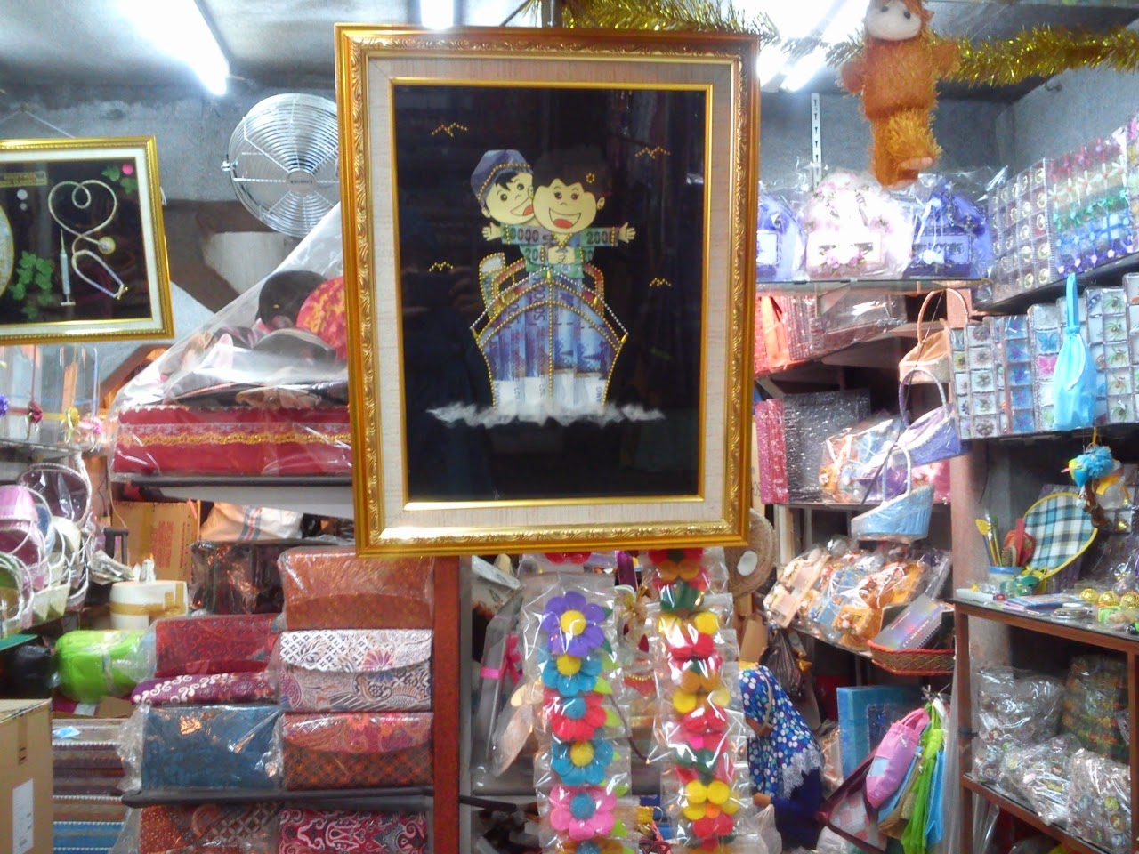 1. Batik, 2. Souvenir Pasar Johar, 3. Kaos khas, 4. Miniatur Tugumuda, 5. Totebag Kanvas, 6. Pouch, 7. Handuk Bordir, 8. Serba-serbi Gantungan Kunci, 9. Kaos Ikikuwi, 10. Batik Gemawang, 11. Batik Adisty, 12. Kerajinan Eceng Gondok, 13. Kerajinan Relief Kuningan, 14. Batik Asem Tugu, 15. Batik Lawang Sewu