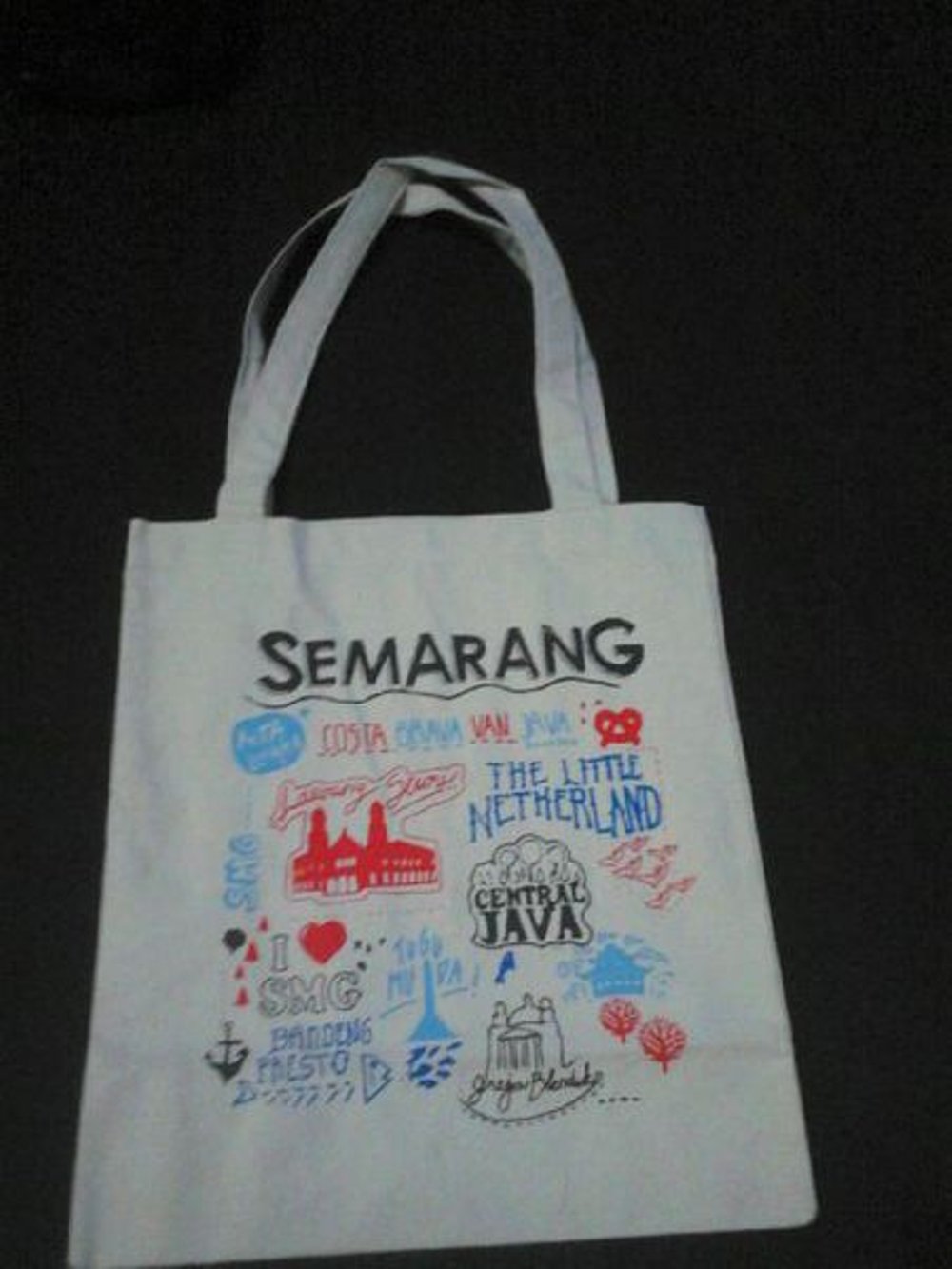 1. Batik, 2. Souvenir Pasar Johar, 3. Kaos khas, 4. Miniatur Tugumuda, 5. Totebag Kanvas, 6. Pouch, 7. Handuk Bordir, 8. Serba-serbi Gantungan Kunci, 9. Kaos Ikikuwi, 10. Batik Gemawang, 11. Batik Adisty, 12. Kerajinan Eceng Gondok, 13. Kerajinan Relief Kuningan, 14. Batik Asem Tugu, 15. Batik Lawang Sewu