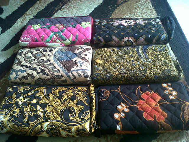 1. Kaos Khas, 2. Batik Solo, 3. Barang Antik, 4. Dompet Batik, 5. Wayang Kulit, 6. Keris, 7. Blangkon Serengan, 8. Miniatur Patung Dan Candi, 9. Kain Lurik Khas Solo, 10. Tas Lurik