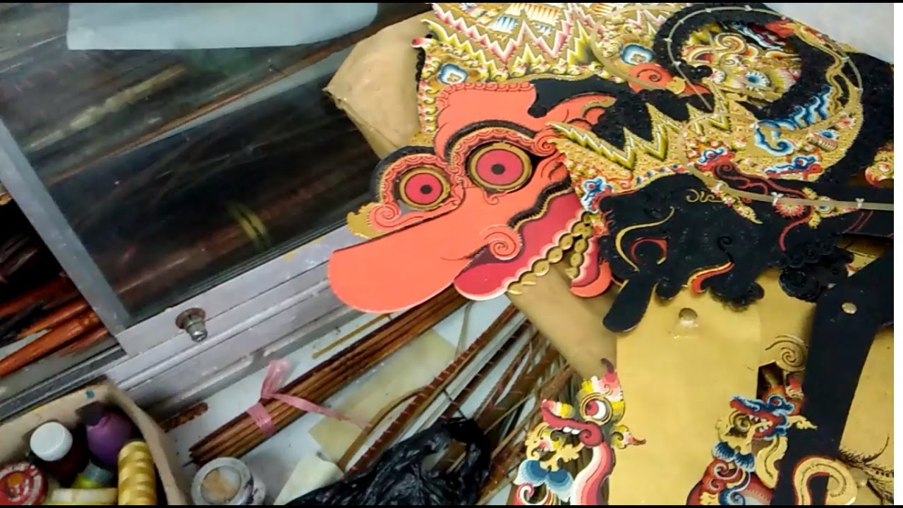1. Kaos Khas, 2. Batik Solo, 3. Barang Antik, 4. Dompet Batik, 5. Wayang Kulit, 6. Keris, 7. Blangkon Serengan, 8. Miniatur Patung Dan Candi, 9. Kain Lurik Khas Solo, 10. Tas Lurik
