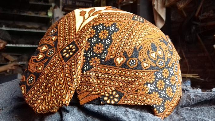 1. Kaos Khas, 2. Batik Solo, 3. Barang Antik, 4. Dompet Batik, 5. Wayang Kulit, 6. Keris, 7. Blangkon Serengan, 8. Miniatur Patung Dan Candi, 9. Kain Lurik Khas Solo, 10. Tas Lurik
