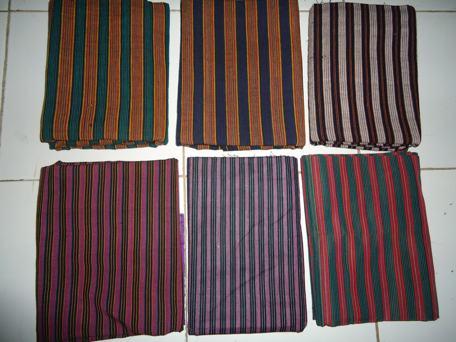 1. Kaos Khas, 2. Batik Solo, 3. Barang Antik, 4. Dompet Batik, 5. Wayang Kulit, 6. Keris, 7. Blangkon Serengan, 8. Miniatur Patung Dan Candi, 9. Kain Lurik Khas Solo, 10. Tas Lurik