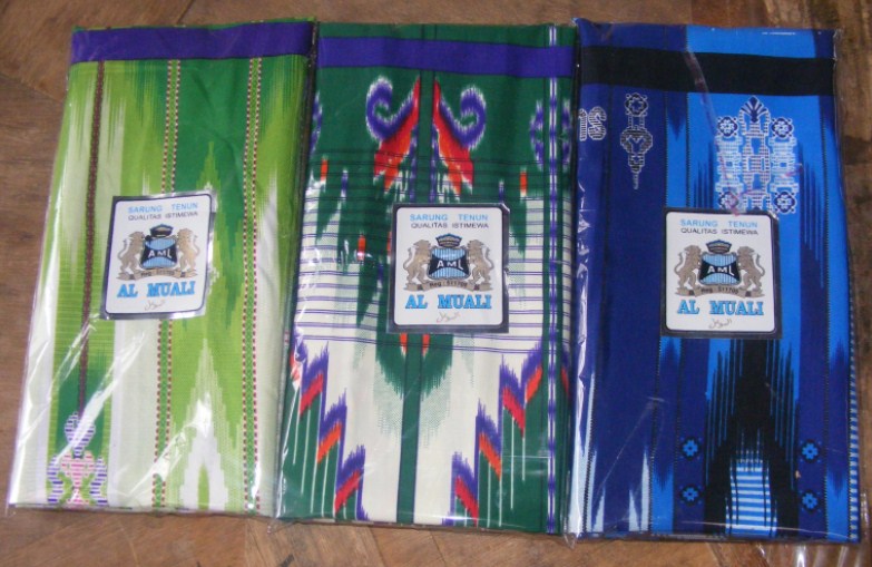 1. Sarung Samarinda, 2. Anek Manik-Manik, 3. Miniatur Patung Lembuswana, 4. Miniatur Sampek, 5. Miniatur Rumah adat Kalimantan Timur, 6. Kaos Khas Samarinda, 7. Perisai, 8. Ulap Doyo, 9. Anjat, 10. Seraong