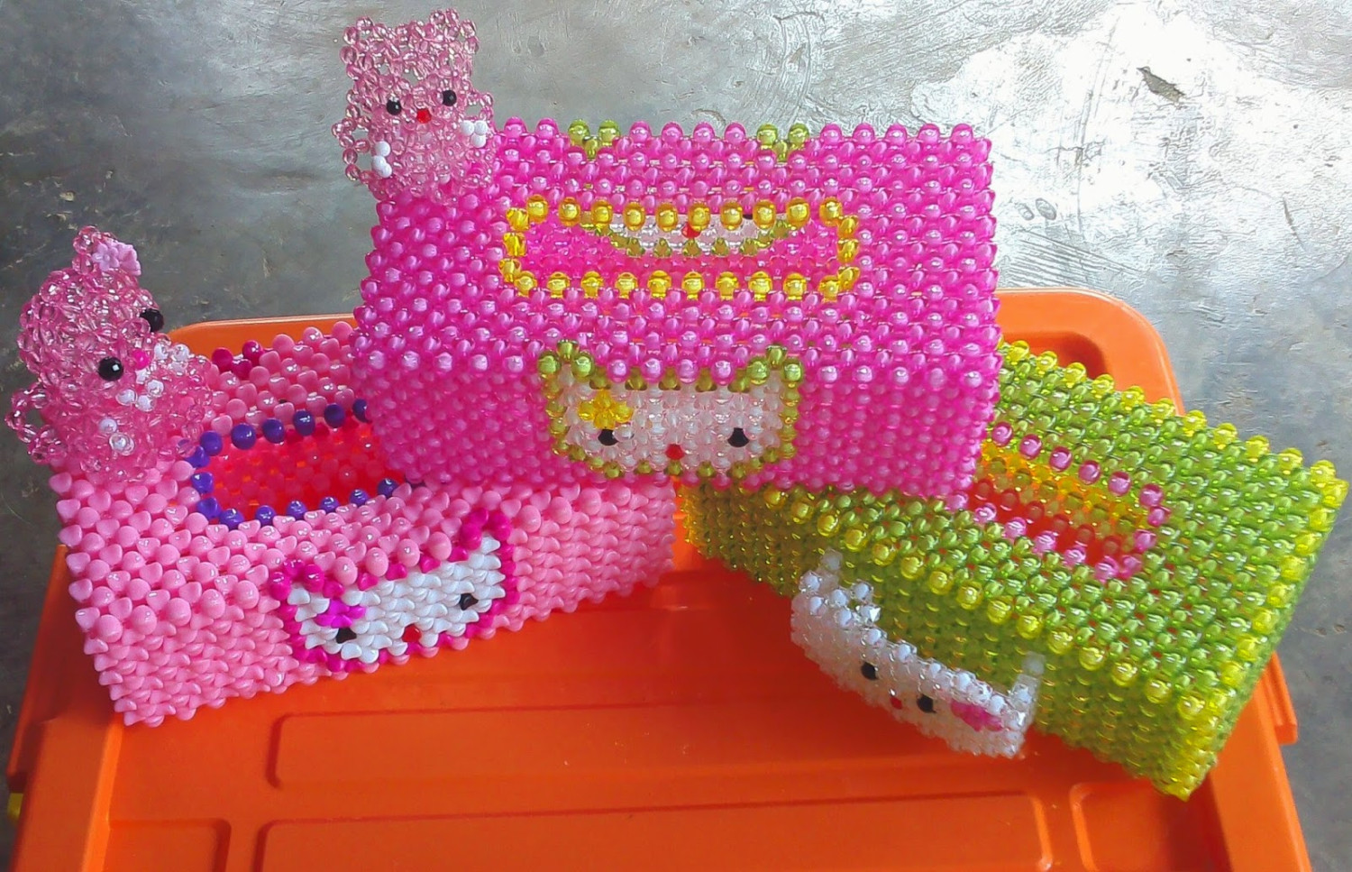 1. Sarung Samarinda, 2. Anek Manik-Manik, 3. Miniatur Patung Lembuswana, 4. Miniatur Sampek, 5. Miniatur Rumah adat Kalimantan Timur, 6. Kaos Khas Samarinda, 7. Perisai, 8. Ulap Doyo, 9. Anjat, 10. Seraong