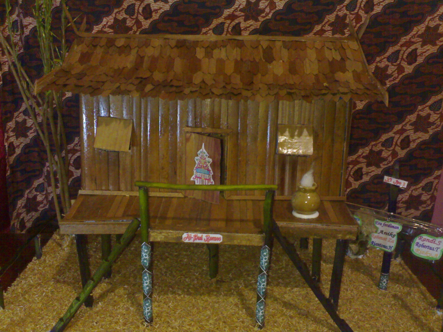 1. Sarung Samarinda, 2. Anek Manik-Manik, 3. Miniatur Patung Lembuswana, 4. Miniatur Sampek, 5. Miniatur Rumah adat Kalimantan Timur, 6. Kaos Khas Samarinda, 7. Perisai, 8. Ulap Doyo, 9. Anjat, 10. Seraong