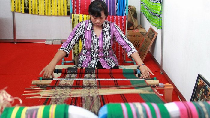 1. Sarung Samarinda, 2. Anek Manik-Manik, 3. Miniatur Patung Lembuswana, 4. Miniatur Sampek, 5. Miniatur Rumah adat Kalimantan Timur, 6. Kaos Khas Samarinda, 7. Perisai, 8. Ulap Doyo, 9. Anjat, 10. Seraong