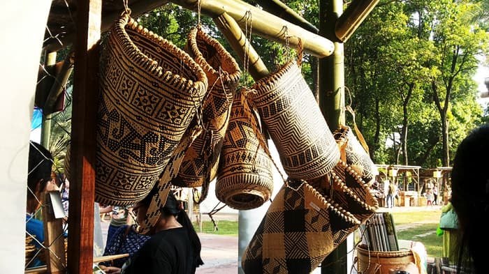 1. Sarung Samarinda, 2. Anek Manik-Manik, 3. Miniatur Patung Lembuswana, 4. Miniatur Sampek, 5. Miniatur Rumah adat Kalimantan Timur, 6. Kaos Khas Samarinda, 7. Perisai, 8. Ulap Doyo, 9. Anjat, 10. Seraong