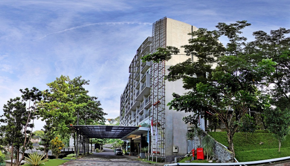 1. Patra Jasa Semarang Convention Hotel, 2. Oak Tree Emerald Hotel Semarang, 3. Balemong Resort, 4. Star Hotel Semarang, 5. Amanda Hills Bandungan, 6. Hotel Chanti, 7. Gumaya Tower Hotel