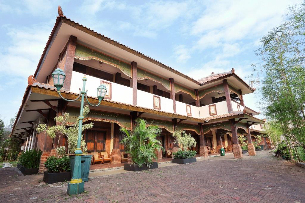 1. Patra Jasa Semarang Convention Hotel, 2. Oak Tree Emerald Hotel Semarang, 3. Balemong Resort, 4. Star Hotel Semarang, 5. Amanda Hills Bandungan, 6. Hotel Chanti, 7. Gumaya Tower Hotel
