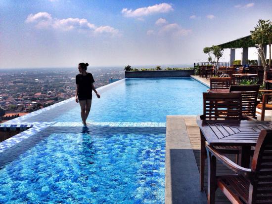 1. Patra Jasa Semarang Convention Hotel, 2. Oak Tree Emerald Hotel Semarang, 3. Balemong Resort, 4. Star Hotel Semarang, 5. Amanda Hills Bandungan, 6. Hotel Chanti, 7. Gumaya Tower Hotel