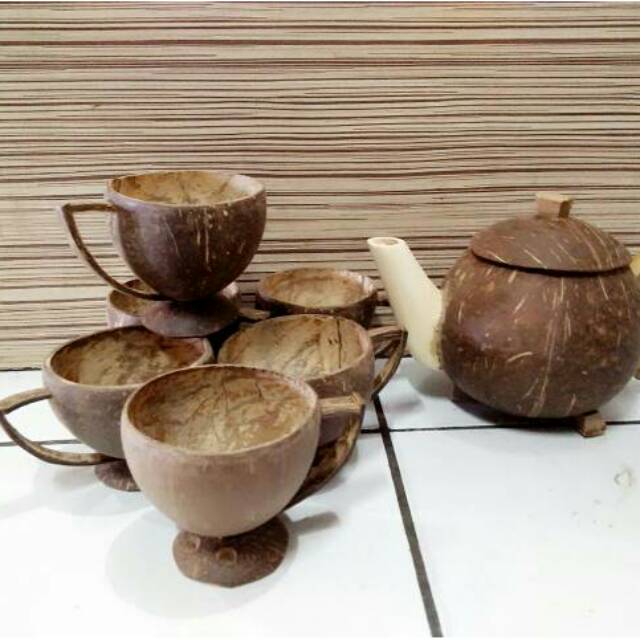 1. Kaos CakCuk, 2. Kaos JulaJuli, 3. Batik, 4. Kerajinan Kulit, 5. Gelas Tempurung, 6. Oleh-oleh khas Arab, 7. Ukiran Tugu Pahlawan, 8. Miniatur Patung Buaya, 9. Kerajinan Hewan Laut, 10. Kerajinan Anyaman Bambu, 11. Kerajinan Eceng Gondok, 12. Kerajinan Batu Marmer, 13. Kerajinan Kaca Pyrex, 14. Miniatur Rumah Adat Jawa Timur, 15. Kerajinan Daun Kering