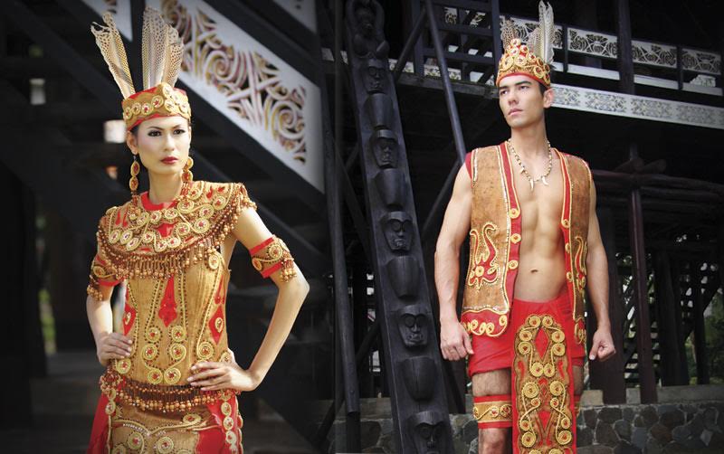 1. Lawar Clothing Khas Pontianak, 2. Seija Footwear, 3. Soeltan Tenun, 4. Batu Kecubung, 5. Tas Manik, 6. Baju Adat, 7. Hiasan Mobil, 8. Hiasan Burung, 9. Miniatur Tugu Khatulistiwa, 10. Mandau