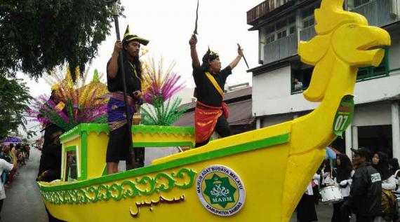 1. Lawar Clothing Khas Pontianak, 2. Seija Footwear, 3. Soeltan Tenun, 4. Batu Kecubung, 5. Tas Manik, 6. Baju Adat, 7. Hiasan Mobil, 8. Hiasan Burung, 9. Miniatur Tugu Khatulistiwa, 10. Mandau