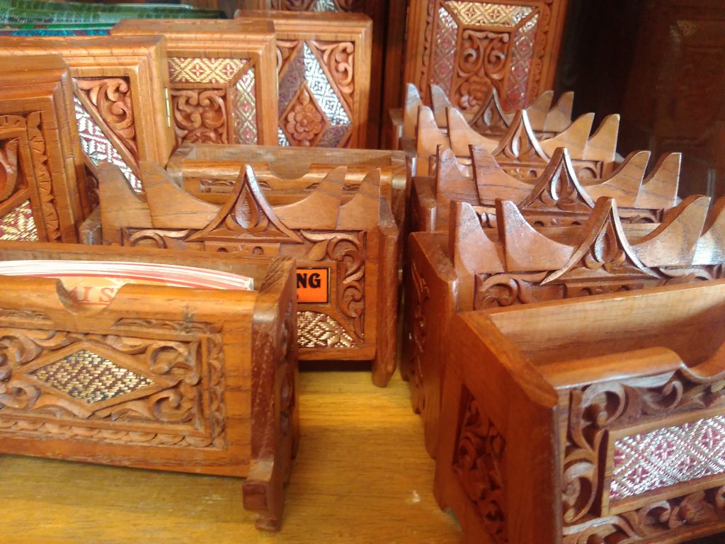 1. Mukena Kerancang, 2. Kain Songket, 3. Saluang, 4. Kerajinan Ukiran Kayu, 5. Kerajinan Ukiran Perak, 6. Serunai, 7. Pernak-Pernik Nuansa Minang, 8. Kain Sulam Karancang, 9. Pakaian Tradisional, 10. Pakaian Muslim