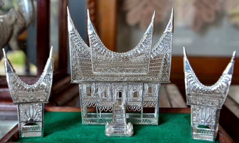 1. Mukena Kerancang, 2. Kain Songket, 3. Saluang, 4. Kerajinan Ukiran Kayu, 5. Kerajinan Ukiran Perak, 6. Serunai, 7. Pernak-Pernik Nuansa Minang, 8. Kain Sulam Karancang, 9. Pakaian Tradisional, 10. Pakaian Muslim