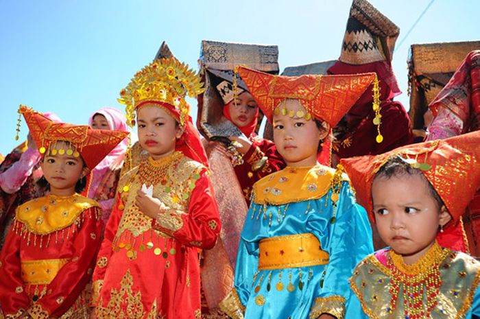 1. Mukena Kerancang, 2. Kain Songket, 3. Saluang, 4. Kerajinan Ukiran Kayu, 5. Kerajinan Ukiran Perak, 6. Serunai, 7. Pernak-Pernik Nuansa Minang, 8. Kain Sulam Karancang, 9. Pakaian Tradisional, 10. Pakaian Muslim
