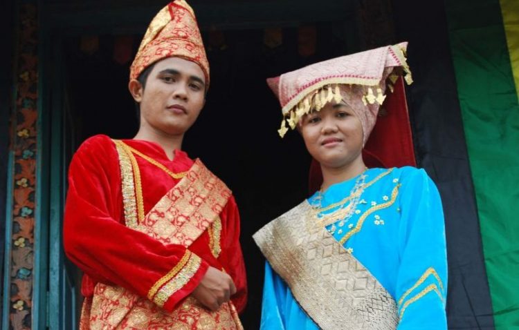 1. Mukena Kerancang, 2. Kain Songket, 3. Saluang, 4. Kerajinan Ukiran Kayu, 5. Kerajinan Ukiran Perak, 6. Serunai, 7. Pernak-Pernik Nuansa Minang, 8. Kain Sulam Karancang, 9. Pakaian Tradisional, 10. Pakaian Muslim