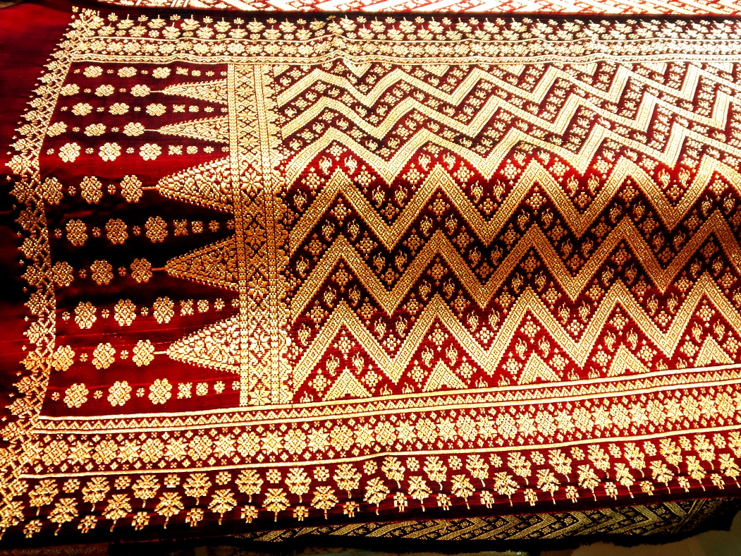 1. Kain Palembang, 2. Kaos Khas , 3. Sajadah Lihab, 4. Miniatur Jembatan Ampera, 5. Kain Songket, 6. Ukiran Khas, 7. Kain Jumputan, 8. Lakuer, 9. Kain Blongsong, 10. Batik, 11. Kain Tajung, 12. Tas Cindo, 13. Miniatur Rumah Adat Limas, 14. Miniatur Menara Pulau Kemaro, 15. Gantungan Kunci Alat Musik Tradisional