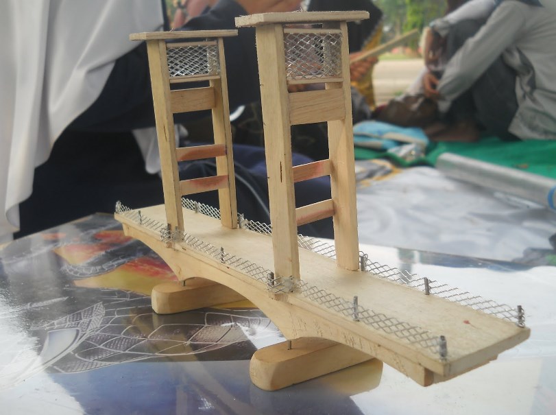 1. Kain Palembang, 2. Kaos Khas , 3. Sajadah Lihab, 4. Miniatur Jembatan Ampera, 5. Kain Songket, 6. Ukiran Khas, 7. Kain Jumputan, 8. Lakuer, 9. Kain Blongsong, 10. Batik, 11. Kain Tajung, 12. Tas Cindo, 13. Miniatur Rumah Adat Limas, 14. Miniatur Menara Pulau Kemaro, 15. Gantungan Kunci Alat Musik Tradisional