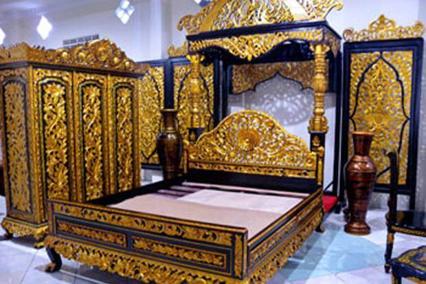 1. Kain Palembang, 2. Kaos Khas , 3. Sajadah Lihab, 4. Miniatur Jembatan Ampera, 5. Kain Songket, 6. Ukiran Khas, 7. Kain Jumputan, 8. Lakuer, 9. Kain Blongsong, 10. Batik, 11. Kain Tajung, 12. Tas Cindo, 13. Miniatur Rumah Adat Limas, 14. Miniatur Menara Pulau Kemaro, 15. Gantungan Kunci Alat Musik Tradisional