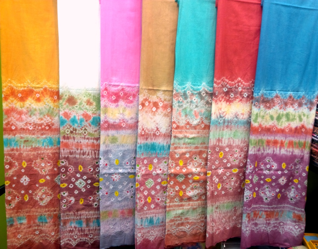 1. Kain Palembang, 2. Kaos Khas , 3. Sajadah Lihab, 4. Miniatur Jembatan Ampera, 5. Kain Songket, 6. Ukiran Khas, 7. Kain Jumputan, 8. Lakuer, 9. Kain Blongsong, 10. Batik, 11. Kain Tajung, 12. Tas Cindo, 13. Miniatur Rumah Adat Limas, 14. Miniatur Menara Pulau Kemaro, 15. Gantungan Kunci Alat Musik Tradisional