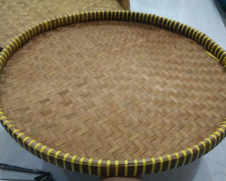 1. Kain Asal Palu, 2. Sarung Donggala, 3. Kerajinan Kayu Hitam, 4. Baju Khas Palu, 5. Bingga/ Tonda, 6. Kaos Khas Palu, 9. Ompa atau tikar, 10. Berbagai Miniatur