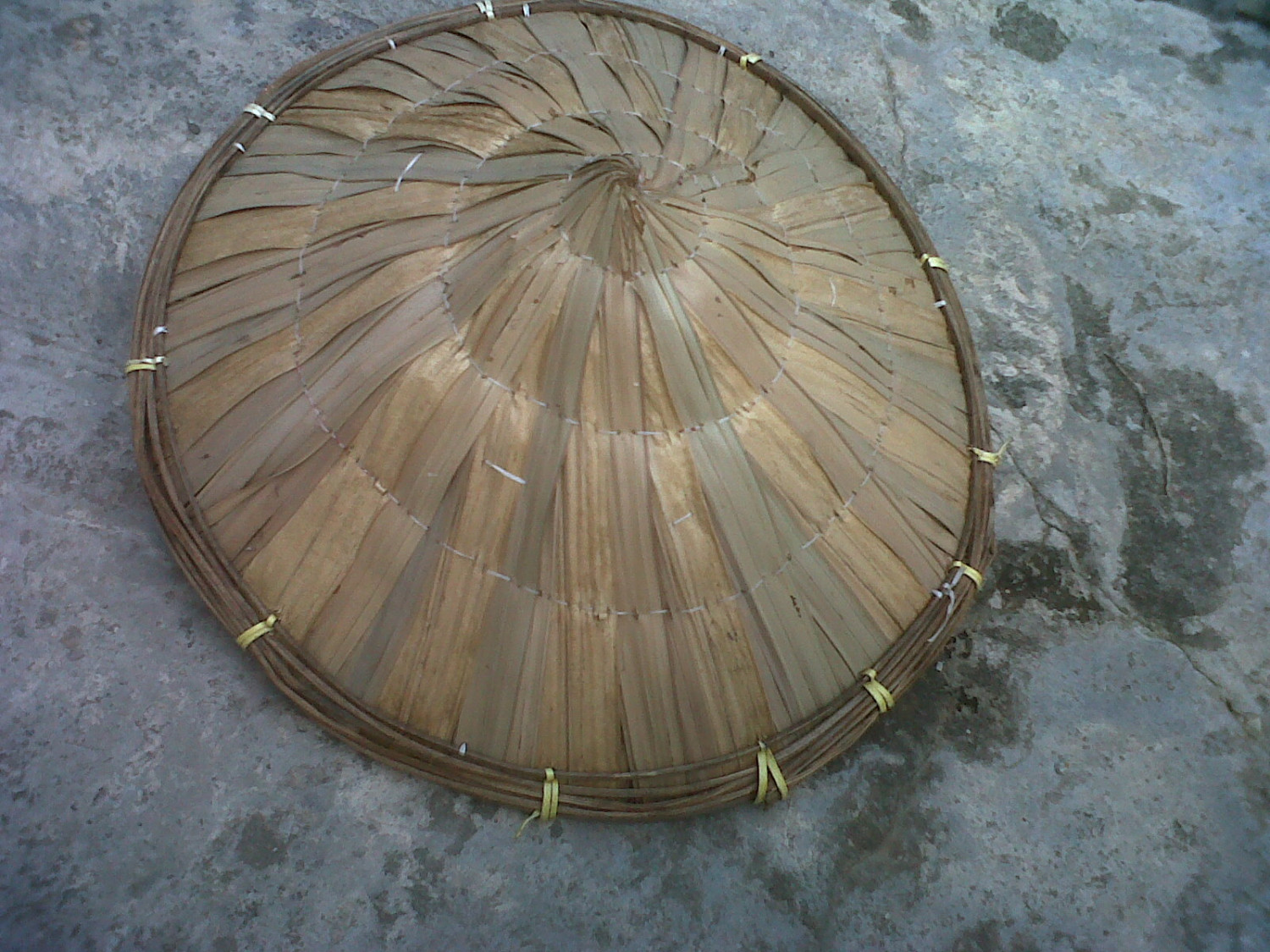 1. Kain Asal Palu, 2. Sarung Donggala, 3. Kerajinan Kayu Hitam, 4. Baju Khas Palu, 5. Bingga/ Tonda, 6. Kaos Khas Palu, 9. Ompa atau tikar, 10. Berbagai Miniatur
