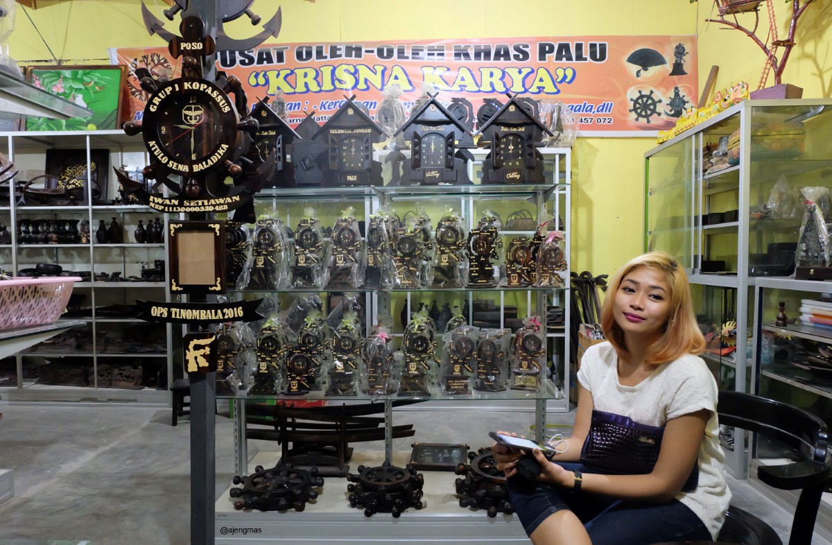 1. Kain Asal Palu, 2. Sarung Donggala, 3. Kerajinan Kayu Hitam, 4. Baju Khas Palu, 5. Bingga/ Tonda, 6. Kaos Khas Palu, 9. Ompa atau tikar, 10. Berbagai Miniatur