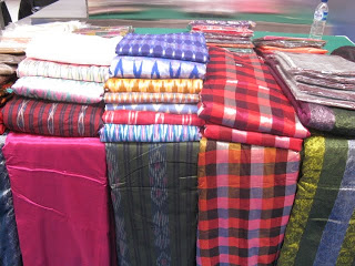 1. Kain Asal Palu, 2. Sarung Donggala, 3. Kerajinan Kayu Hitam, 4. Baju Khas Palu, 5. Bingga/ Tonda, 6. Kaos Khas Palu, 9. Ompa atau tikar, 10. Berbagai Miniatur