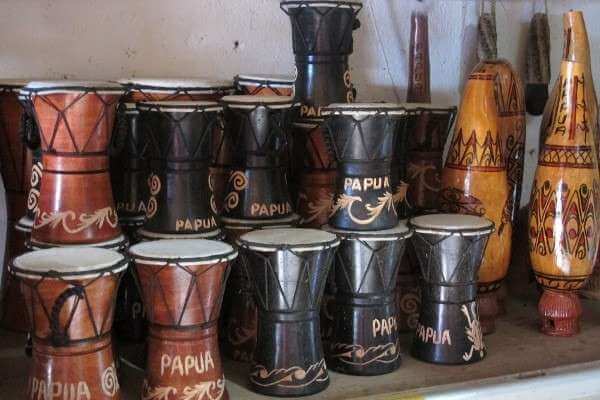 1. Alat Musik Tifa, 2. Patung Suku Asmat, 3. Topeng, 4. Tas Noken, 5. Batik, 6. Mutiara, 7. Sarang Semut, 8. Ukiran Kayu, 9. Kerajinan Kulit Kayu, 10. Tshirt Motif Papua