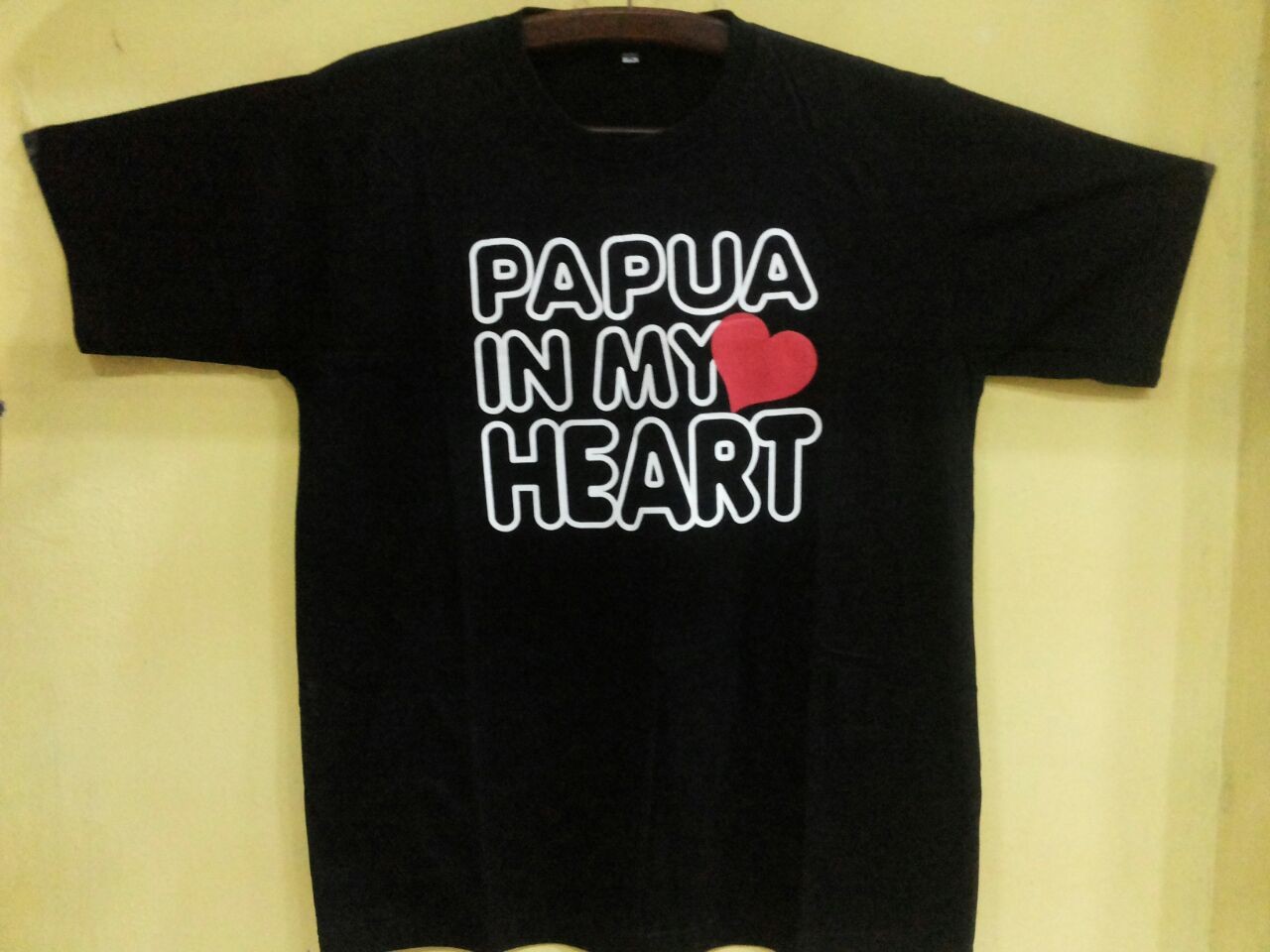 1. Alat Musik Tifa, 2. Patung Suku Asmat, 3. Topeng, 4. Tas Noken, 5. Batik, 6. Mutiara, 7. Sarang Semut, 8. Ukiran Kayu, 9. Kerajinan Kulit Kayu, 10. Tshirt Motif Papua