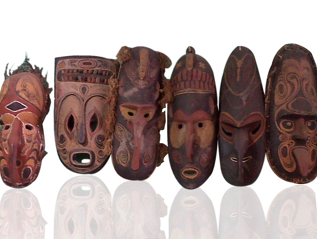 1. Alat Musik Tifa, 2. Patung Suku Asmat, 3. Topeng, 4. Tas Noken, 5. Batik, 6. Mutiara, 7. Sarang Semut, 8. Ukiran Kayu, 9. Kerajinan Kulit Kayu, 10. Tshirt Motif Papua