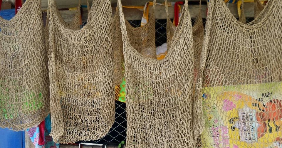 1. Alat Musik Tifa, 2. Patung Suku Asmat, 3. Topeng, 4. Tas Noken, 5. Batik, 6. Mutiara, 7. Sarang Semut, 8. Ukiran Kayu, 9. Kerajinan Kulit Kayu, 10. Tshirt Motif Papua