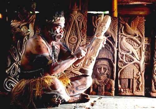 1. Alat Musik Tifa, 2. Patung Suku Asmat, 3. Topeng, 4. Tas Noken, 5. Batik, 6. Mutiara, 7. Sarang Semut, 8. Ukiran Kayu, 9. Kerajinan Kulit Kayu, 10. Tshirt Motif Papua