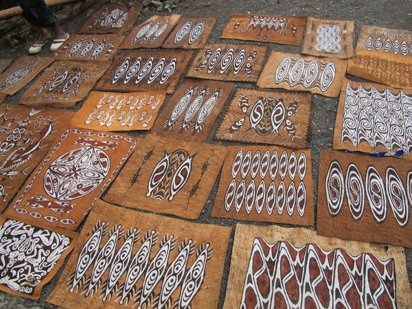 1. Alat Musik Tifa, 2. Patung Suku Asmat, 3. Topeng, 4. Tas Noken, 5. Batik, 6. Mutiara, 7. Sarang Semut, 8. Ukiran Kayu, 9. Kerajinan Kulit Kayu, 10. Tshirt Motif Papua