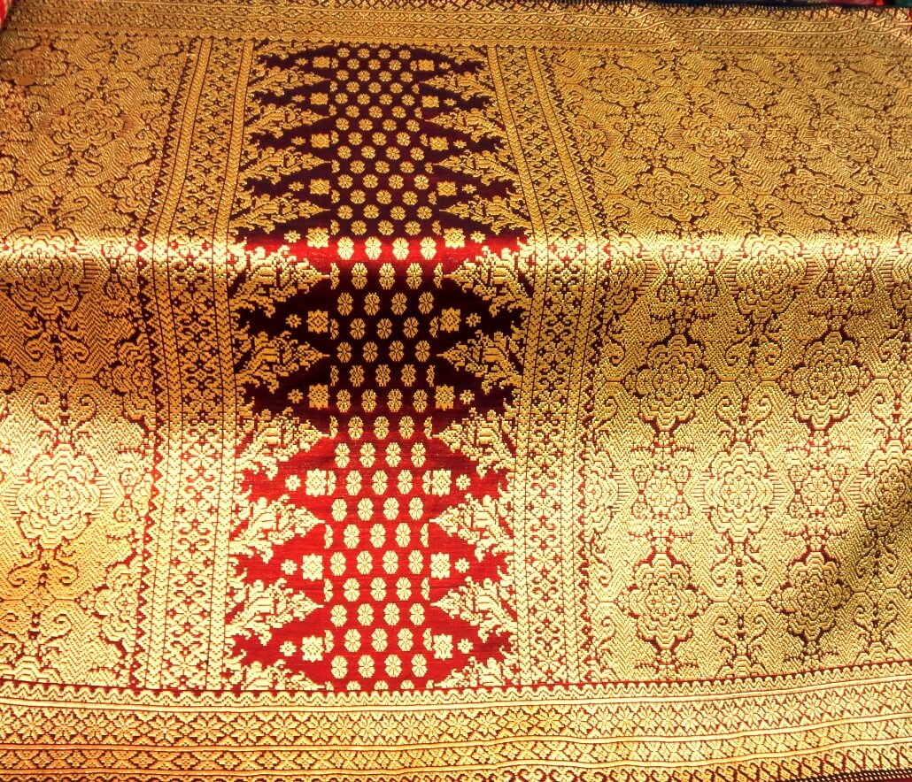 1. Batik, 2. Kaos Khas, 3. Pernak-pernik Khas (Gantungan Kunci), 4. Replika Perahu Lancang Kuning, 5. Vas Bunga Etnik Riau, 6. Tenun Songket Melayu, 7. Miniatur Sampan Kampo, 8. Miniatur Landmark, 9. Miniatur Rumah Adat, 10. Kerajinan Rotan