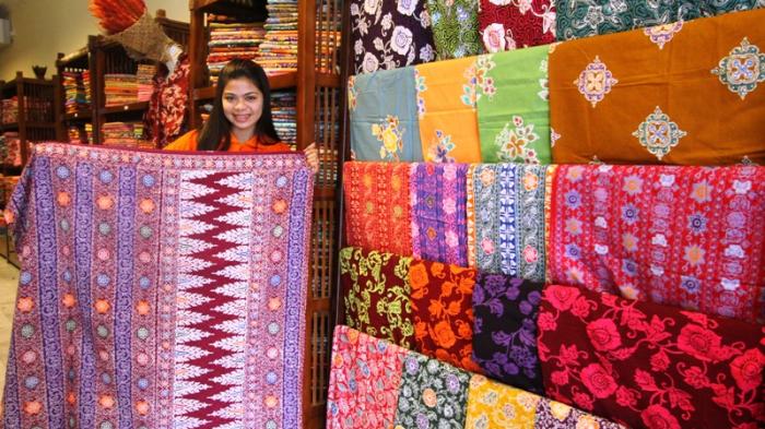 1. Batik, 2. Kaos Khas, 3. Pernak-pernik Khas (Gantungan Kunci), 4. Replika Perahu Lancang Kuning, 5. Vas Bunga Etnik Riau, 6. Tenun Songket Melayu, 7. Miniatur Sampan Kampo, 8. Miniatur Landmark, 9. Miniatur Rumah Adat, 10. Kerajinan Rotan