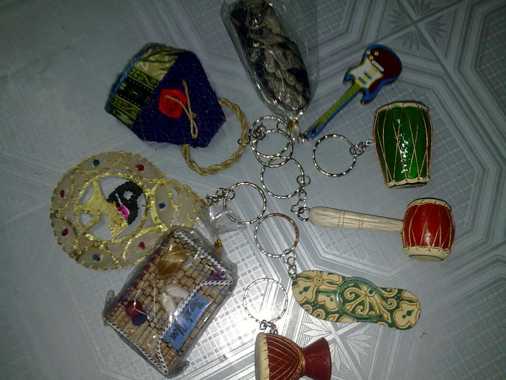 1. Batik, 2. Kaos Khas, 3. Pernak-pernik Khas (Gantungan Kunci), 4. Replika Perahu Lancang Kuning, 5. Vas Bunga Etnik Riau, 6. Tenun Songket Melayu, 7. Miniatur Sampan Kampo, 8. Miniatur Landmark, 9. Miniatur Rumah Adat, 10. Kerajinan Rotan
