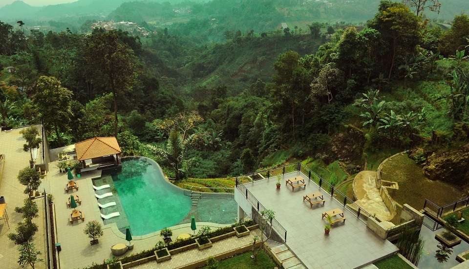 1. Nava Hotel, 2. Hotel Bintang, 3. Indah Palace, 4. Grand Bintang, 5. Jawa Dwipa Heritage, 6. Ipienk Resort, 7. Bukit Sekipan